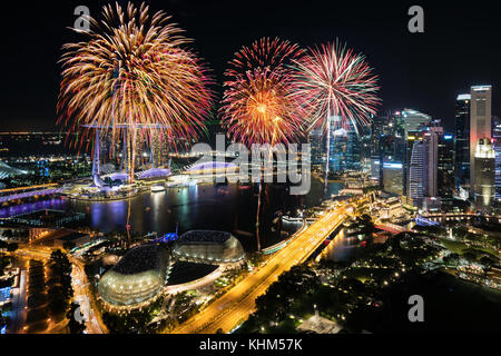 Luftaufnahme von Feuerwerk Feier über der Marina Bay in Singapur. Neues Jahr Tag 2018 oder nationalen Tag Feier in Singapur. Asien Stockfoto