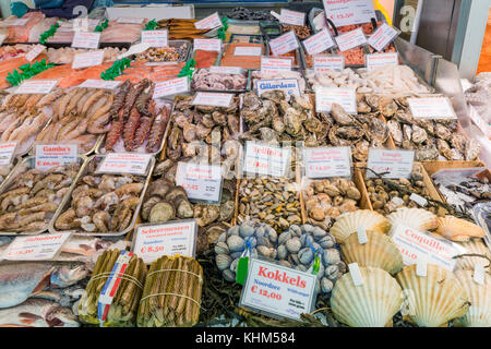 Meeresfrüchte auf Eis auf dem Fischmarkt in Amsterdam, Niederlande. Stockfoto