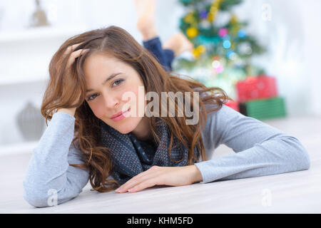 Portrait von Frau lagen auf dem Boden Stockfoto
