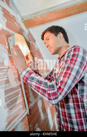 Elektriker gerade ein Licht Stockfoto