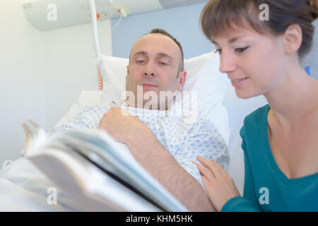 Lesen der Patienten ein Buch Stockfoto