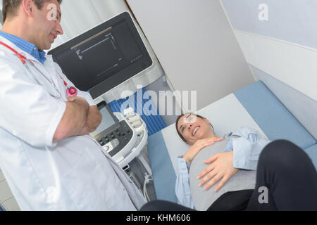 Gerne schwangere Frau im Krankenhaus Stockfoto