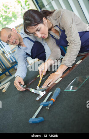 Weibliche lernen Glas an einer framing Workshop zu schneiden Stockfoto