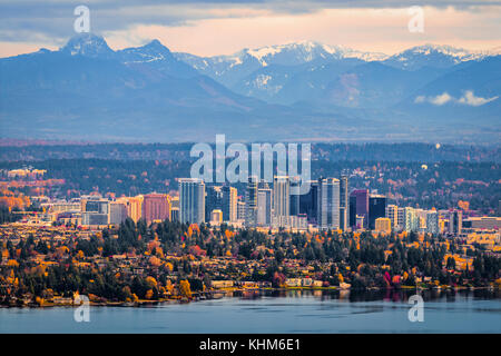 Bellevue Washington. Die verschneiten alpinen Seen Wüste Berge hinter dem Städtischen Skyline steigen. Stockfoto