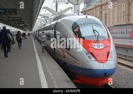 Saint-Petersburg, Russland - 24. Juni: Fluggäste den Zug sapsan Im saint-petersburg am 24. Juni 2015. Der apsan Falcon" Hochgeschwindigkeitszug fo Stockfoto