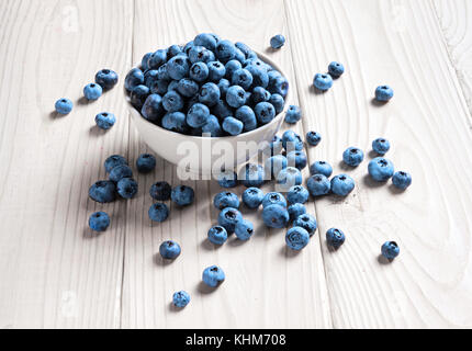 Heidelbeeren in Schale auf Holztisch., hohe Auflösung Produkt. Ernte Konzept Stockfoto