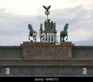 Großen Vier Pferde mit dem Wagen und der Göttin sind das Wahrzeichen der Stadt Berlin in Deutschland. Die Skulptur ist über den großen Brandenburg platziert Stockfoto