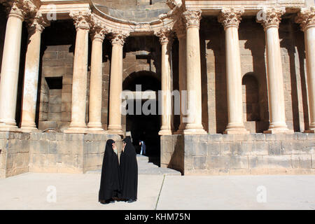 Zwei muslimische Frau auf der Bühne des römischen Theater in bosra Stockfoto