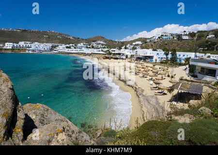 Platis Gialos, beliebter Strand südlich auf der Insel Mykonos, Kykladen, Ägäis, Griechenland Stockfoto