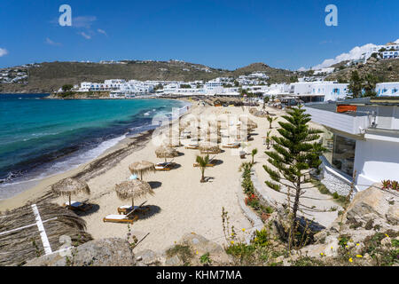 Platis Gialos, beliebter Strand südlich auf der Insel Mykonos, Kykladen, Ägäis, Griechenland Stockfoto