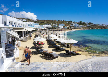 Platis Gialos, beliebter Strand südlich auf der Insel Mykonos, Kykladen, Ägäis, Griechenland Stockfoto