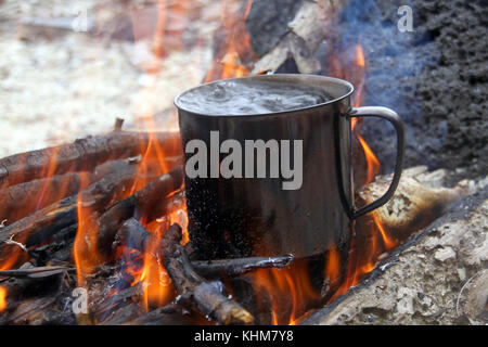 Holz und kochendes Wasser in großen Lagerfeuer Stockfoto