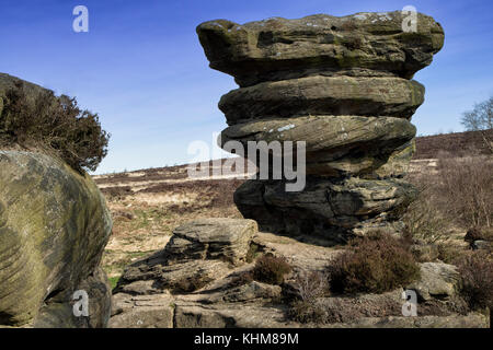 Natürliche Felsformationen bei, Brimham Rocks, Summerbridge, Harrogate, North Yorkshire, England, Großbritannien. Stockfoto