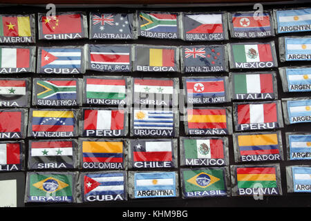 Mini Flaggen in vielen Ländern der Welt auf dem Hohen als Souvenirs Stockfoto