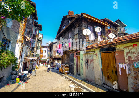 Historische alte Häuser mit Holzwänden in armen Gegend von Fatih am 5. August 2015 in Istanbul, Türkei. Stockfoto