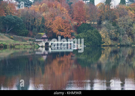 Bootshaus auf dem Gelände von Blenheim Palace im Herbst bei Sonnenuntergang. Blenheim Palace, Woodstock, Oxfordshire, England Stockfoto