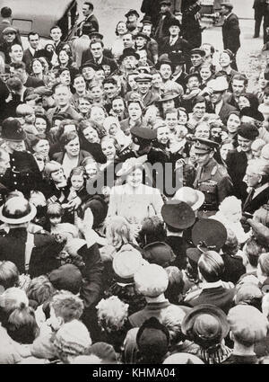 King George VI und Queen Elizabeth 1941 Besuch der Bermondsey, ein viel bombardiert London Borough während des Zweiten Weltkriegs. George VI., 1895 - 1952. König des Vereinigten Königreichs und der Dominions des British Commonwealth. Königin Elizabeth, die Königinmutter. Elizabeth Angela Marguerite Bowes-Lyon, 1900 - 2002. Frau von König George VI. und Mutter von Königin Elizabeth II. Stockfoto