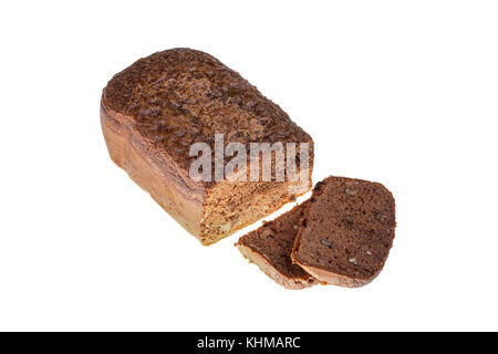 Hausgemachte Kakao Kuchen mit Walnüssen und Rosinen gebacken in Brotbackautomat auf weißem Hintergrund. Stockfoto