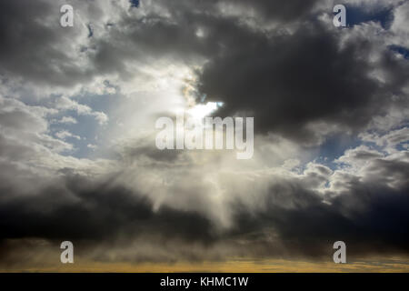 Sun durch die stürmischen Wolken. Bild kann als Hintergrund verwendet werden Stockfoto