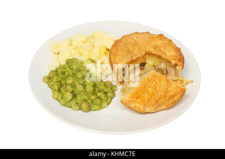 Huhn und Mushroom pie mit Kartoffelpüree und Erbsenpüree auf einer Platte gegen Weiße isoliert Stockfoto