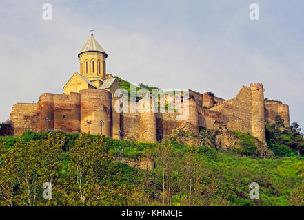 Die Festung Narikala mit St. Nicolas Kirche mit Blick auf die Stadt von Tiflis. Stockfoto