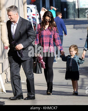 LOS ANGELES, KALIFORNIEN – 01. MÄRZ: Alec Baldwin kam am 1. März 2017 mit seiner Frau Hilaria Baldwin und seiner Tochter Carmen Baldwin bei der Jimmy Kimmel Show in Los Angeles an Stockfoto