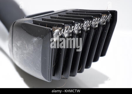 Verschmutzte elektrische Rasierer und Trimmer in der Badewanne. Stockfoto