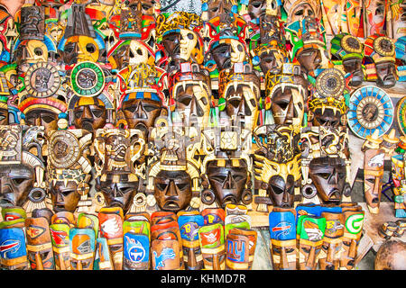 Bunte maya Handwerk Masken der indischen Kultur im Dschungel von Mexiko. Stockfoto