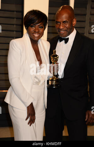 BEVERLY HILLS, CA - FEBRUAR 26: Viola Davis, Julius Tennon nimmt an der 2017 Vanity Fair Oscar Party Teil, die von Graydon Carter im Wallis Annenberg Center for the Performing Arts am 26. Februar 2017 in Beverly Hills, Kalifornien veranstaltet wird.Personen: Viola Davis, Julius Tennon Übertragung Ref: MNC1 Stockfoto