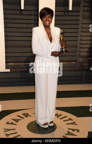 BEVERLY HILLS, CA - FEBRUAR 26: Viola Davis nimmt an der 2017 Vanity Fair Oscar Party Teil, die von Graydon Carter im Wallis Annenberg Center for the Performing Arts am 26. Februar 2017 in Beverly Hills, Kalifornien veranstaltet wird Stockfoto