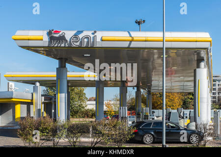 Tankstelle ENI-AGIP in San Donato Milanese, wo sich der Hauptsitz des Unternehmens in der Stadt befindet Stockfoto