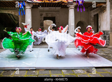 Mexiko City, Mexiko - Dez 6, 2015: Mexikanische Folklore Ballett führt im kulturellen Zentrum Zacatecas, Mexiko City, am 6. Dezember. 2015. Stockfoto