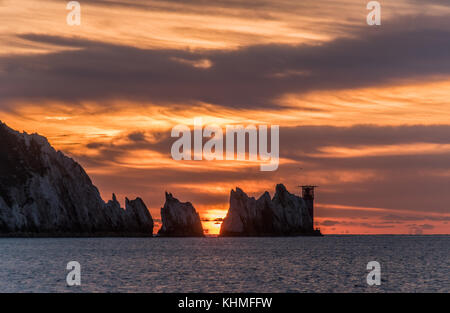 Alum Bay Sonnenuntergang zwischen den Nadeln Felsen Stockfoto