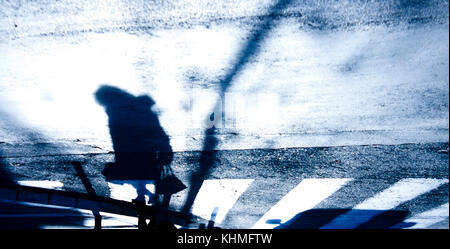 Blurry Zebrastreifen mit Silhouette und Schatten einer Frau zu Fuß in der Nacht, auf den Kopf gestellt Stockfoto