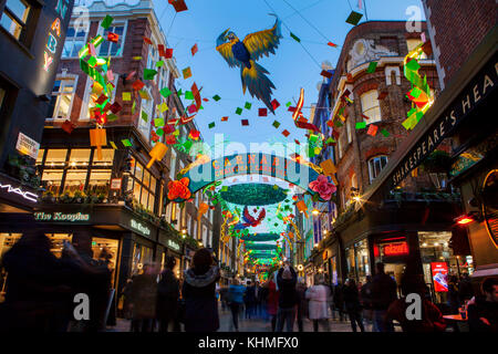 London, UK, November 17th, 2017: Weihnachtslichter auf Carnaby Street; saisonale Lichter werden über belebten Einkaufsgegend von Central London angezeigt. Stockfoto