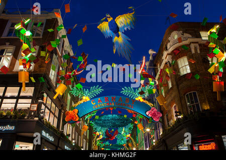 LONDON, Großbritannien - 17. November 2017: Weihnachtsbeleuchtung auf der Carnaby Street; saisonale Lichter werden über dem geschäftigen Einkaufsviertel im Zentrum Londons ausgestellt. Stockfoto