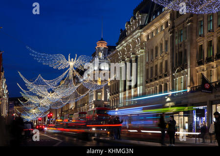 London, UK, November 17th, 2017: Weihnachtsbeleuchtung an der Regent Street; saisonale Lichter werden über belebten Einkaufsgegend von Central London angezeigt. Stockfoto