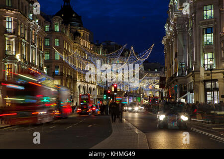 London, UK, November 17th, 2017: Weihnachtsbeleuchtung an der Regent Street; saisonale Lichter werden über belebten Einkaufsgegend von Central London angezeigt. Stockfoto