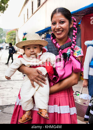 Oaxaca, Mexiko - Dec 10, 2015: schöne Dame und der Junge feiert Tag der Jungfrau von Guadalupe (Dia de la Virgen de Guadalupe) am 10.Dezember 2015. oaxac Stockfoto