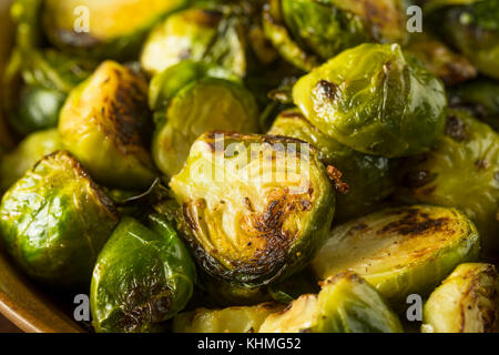 Hausgemachte gebratene grüne Rosenkohl in eine Schüssel geben. Stockfoto