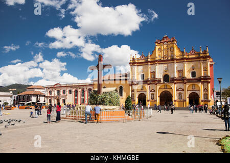 San Cristobal de las Casas, Mexiko - Dec 11, 2015: Hauptplatz mit der Kathedrale in San Cristobal de las Casas am 11.Dezember 2015, Chiapas, Mexiko. Es ist ein Stockfoto