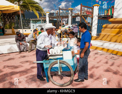 San Cristobal, Mexiko - Dec 11, 2015: der Mensch, die traditionelles Eis auf der Straße Markt am Dec 11, 2015 in San Cristobal de las Casas, Chiapas, Stockfoto