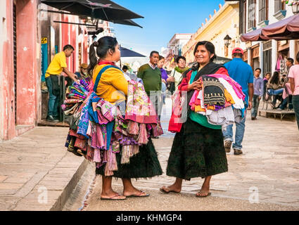 San Cristobal, Mexiko - Dec 13, 2015: tzotzil Maya saling der traditionellen Kleidung an der Straße von San Cristobal de las Casas am 13.Dezember 2015, Chiapas Stockfoto