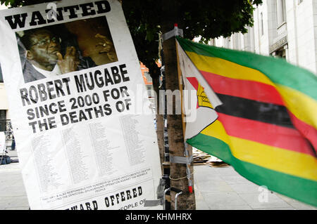 London England 27 June 2008  A wanted Poster of Robert Mugabe out side Zimbabwe House as zimbaweans  demonstrate calling for free and fair elections. Stockfoto