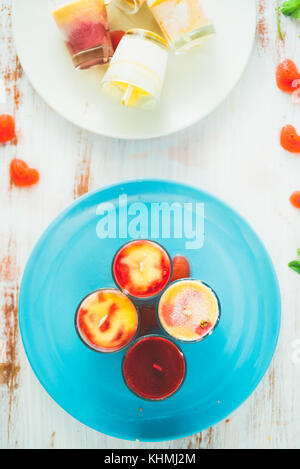 Obst Sommer Eis am Stiel über einem weißen Holz- Rusty Hintergrund, mit Minze Kräuter und gefrorene Herz mit Wassermelone Limonade. Stockfoto