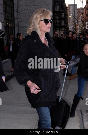 New York, NY - Februar 08: Schauspielerin Charlize Theron verlässt ein Hotel in der Innenstadt am 8. Februar 2017 in New York City. Leute: Charlize Theron Stockfoto