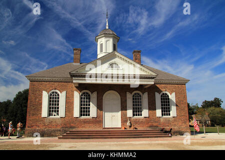 Das historische Gericht auf dem Marktplatz stammt aus dem achtzehnten Jahrhundert und spielte eine wichtige Rolle im Leben von Colonial Williamsburg, Virginia Stockfoto