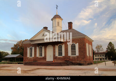 Das historische Gericht auf dem Marktplatz stammt aus dem achtzehnten Jahrhundert und spielte eine wichtige Rolle im Leben von Colonial Williamsburg, Virginia Stockfoto