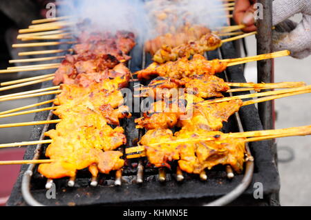 Hähnchen vom Grill auf eine heiße Holzkohle Herd, thailändisches Essen. Stockfoto