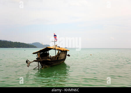 Lokale Fischerboote schwimmen im Meer, moken Stamm. Stockfoto